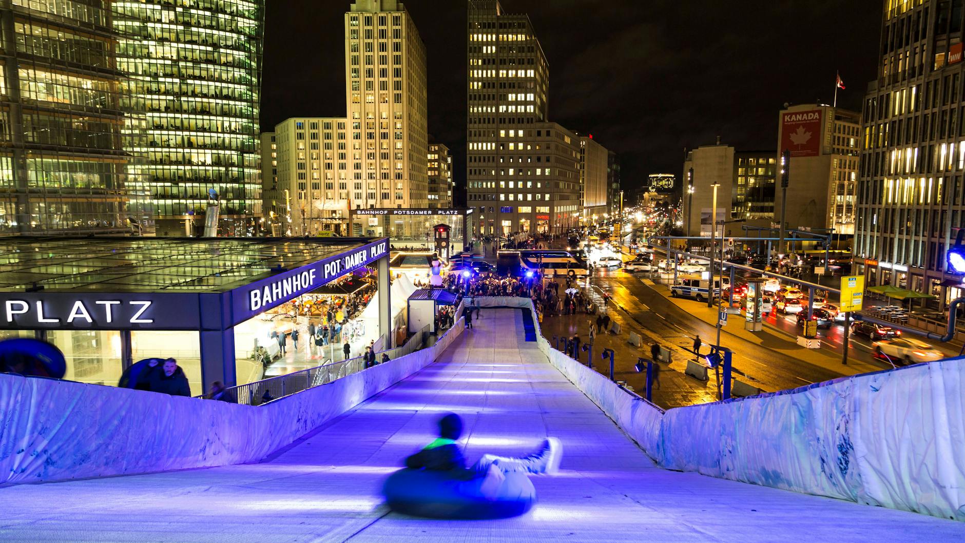 Schon seit dem 29. Oktober kann die Winterwelt am Potsdamer Platz besucht werden. (Archivbild)