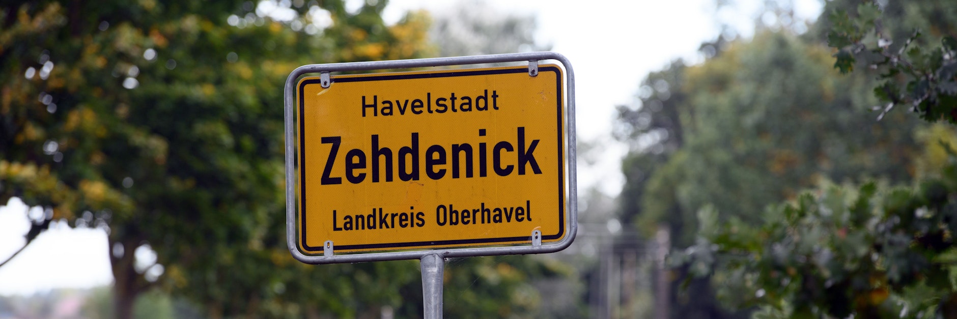 Zehdenick: Autos fahren auf der Bundesstraße B 109 am Ortseingangsschild der Havelstadt vorbei. Die dänische Firma Jasper Resources will nahe der Stadtgrenze Probebohrungen nach Erdgas beginnen, um möglicherweise 30 Jahre lang Gas fördern zu können.&nbsp;