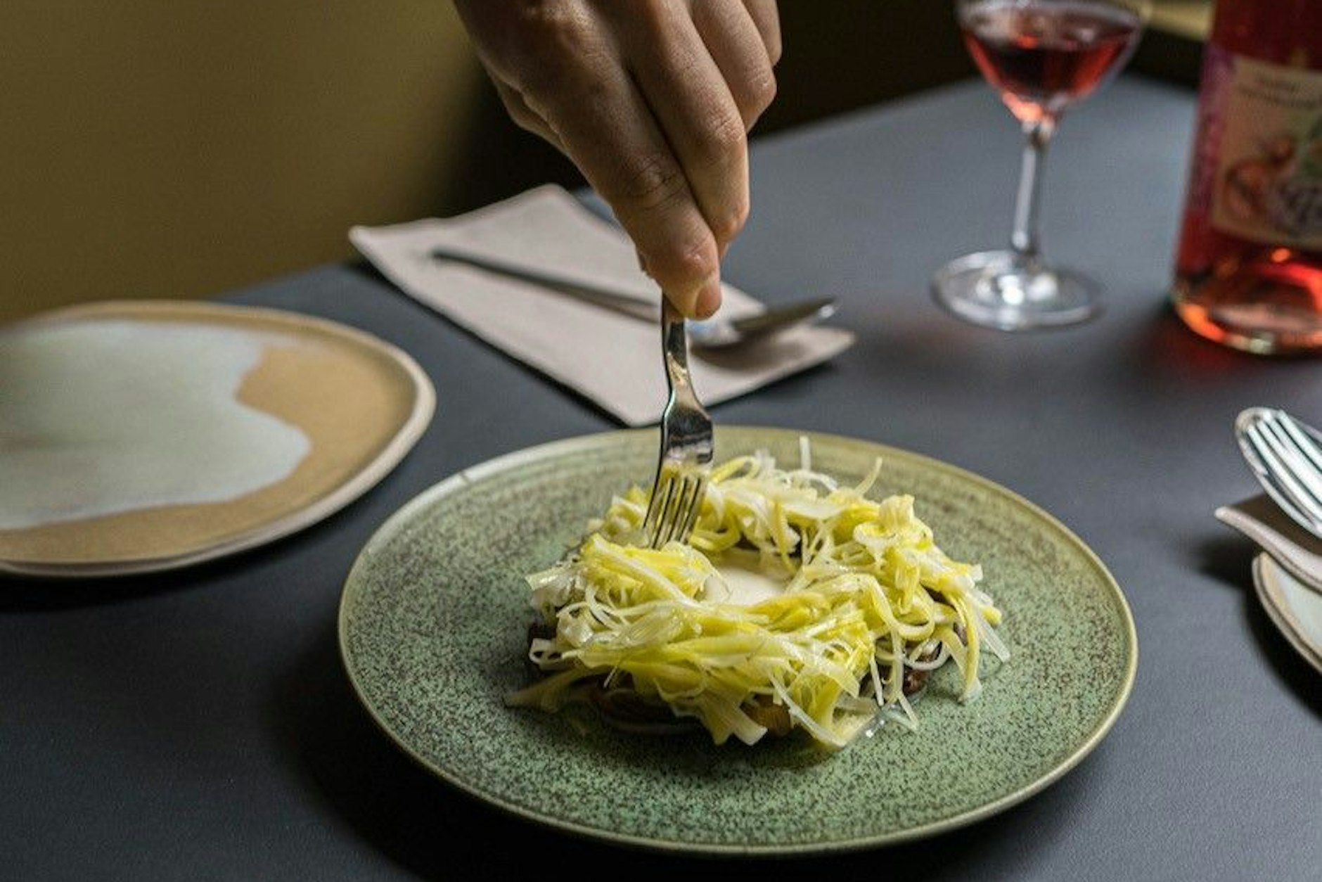 Kleine Gerichte zum Teilen, nicht jeder mag das Konzept der Stunde: Im Jaja gelingt es!