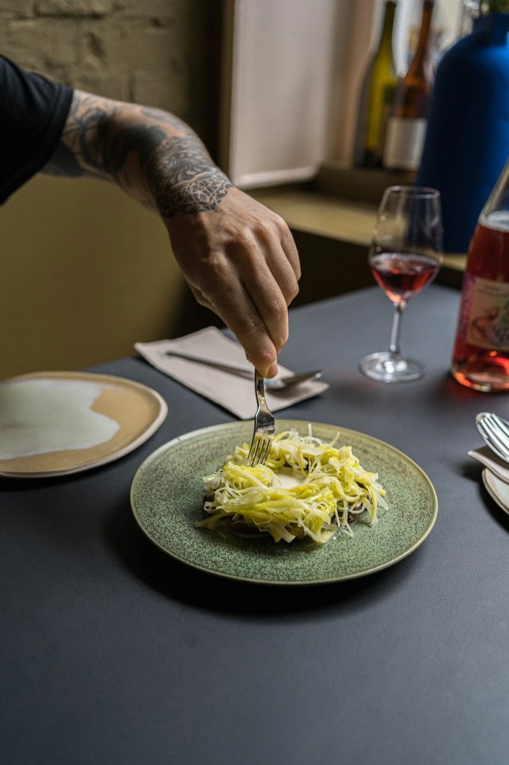 Ein Reise wert: So wunderbar schmecken die Eier in der Weinbar Jaja in Neukölln