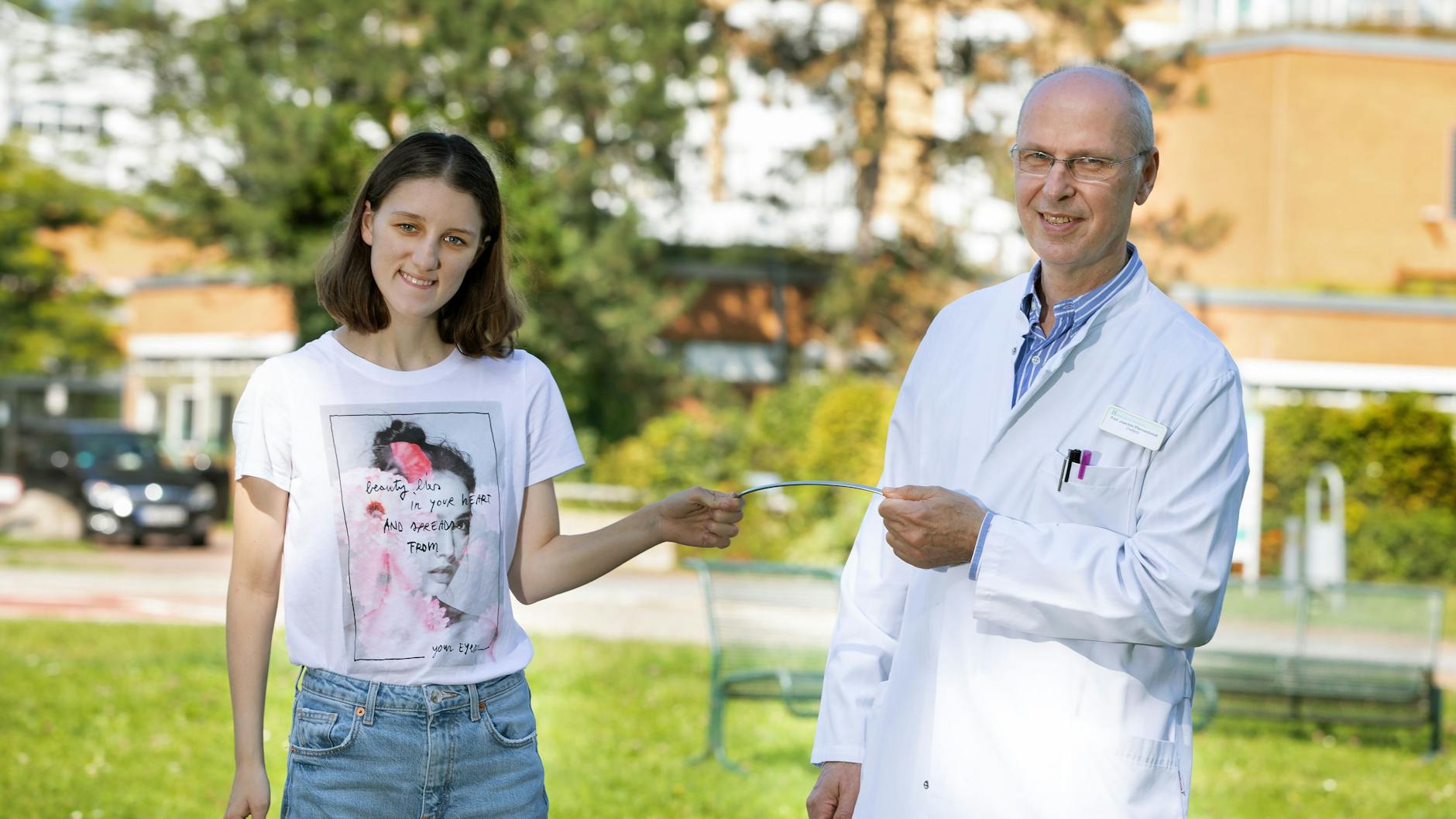 Im Sommer 2021 konnte Anastasia der eingesetzte etwa 30 Zentimeter lange Metallbügel entfernt werden.