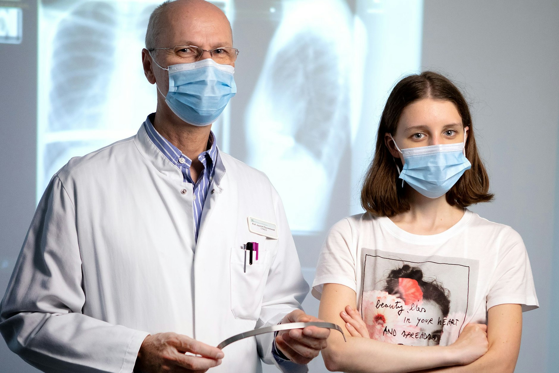 Die Röntgenaufnahme zeigt Anastasias Trichterbrust-Problem. Professor Dr. Pfannschmidt hat es erfolgreich behoben.