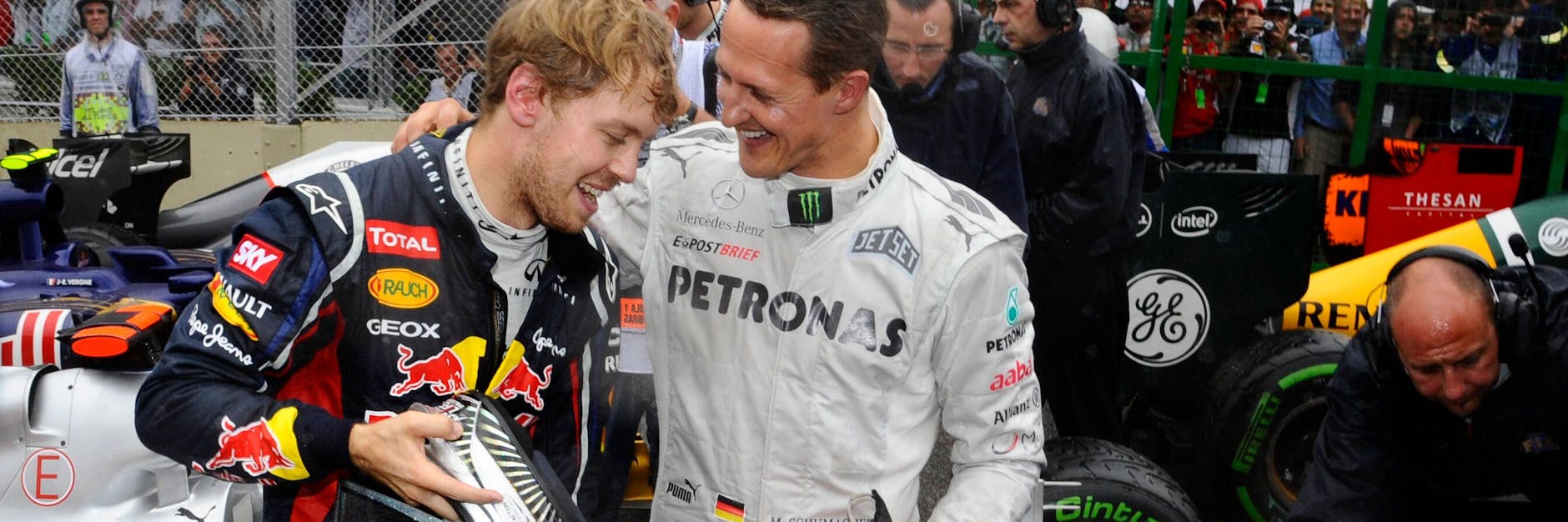 Son war es 2012 nach dem Rennen: Schumi strahlt nach Platz 7, Sebastian Vettel (l.) reichte Rang 6 für seinen dritten WM-Titel. 