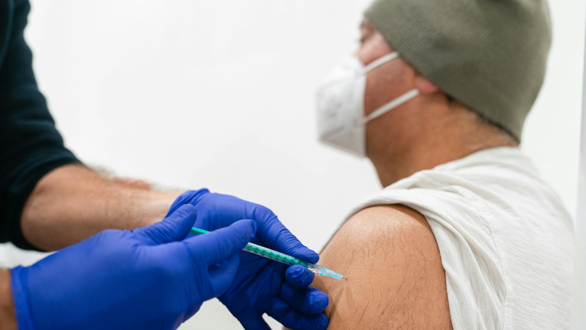 Eine Auffrischungs-Impfung: In Deutschland werden die bereits die dritten Impfungen verabreicht. 