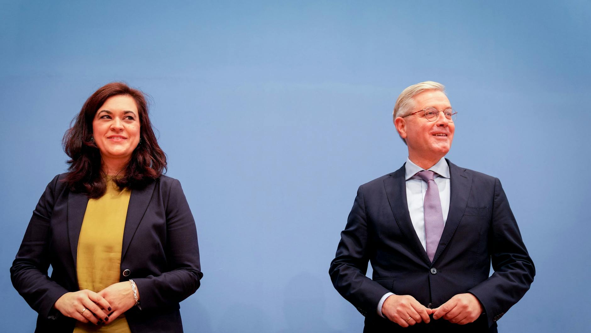 Norbert Röttgen, CDU-Bundestagsabgeordneter und Kandidat für den Parteivorsitz, hat schon eine Frau gefunden. Franziska Hoppermann, CDU-Bundestagsabgeordnete aus Hamburg, soll seine Generalsekretärin werden. Die anderen beiden Kandidaten suchen noch. 