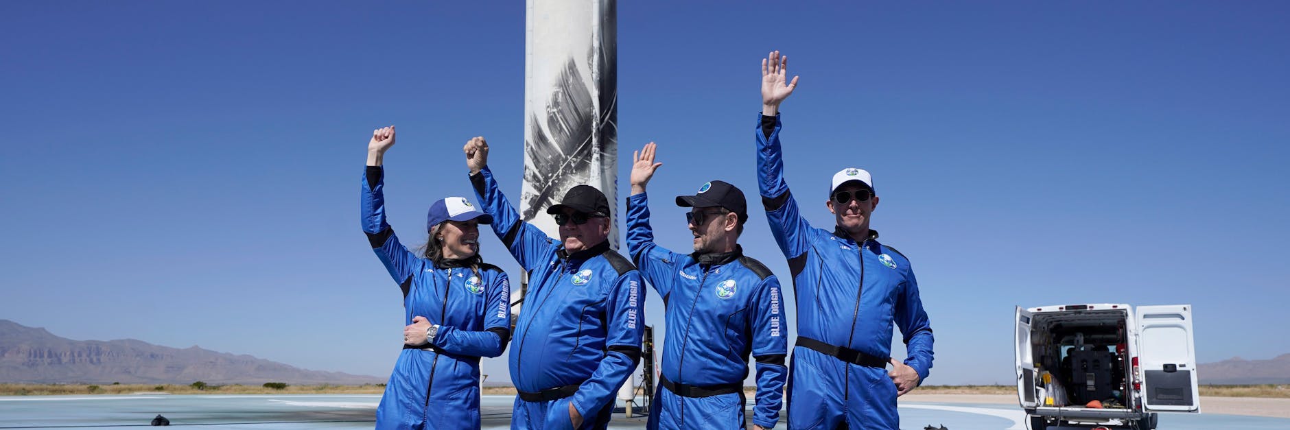 Glen De Vries (rechts) war am 13. Oktober gemeinsam mit dem „Captain Kirk“-Darsteller William Shatner (2.v.l.) und zwei weiteren Weltraumtouristen mit einer Rakete des privaten Raumfahrtunternehmens Blue Origin von Amazon-Gründer Jeff Bezos ins All geflogen.