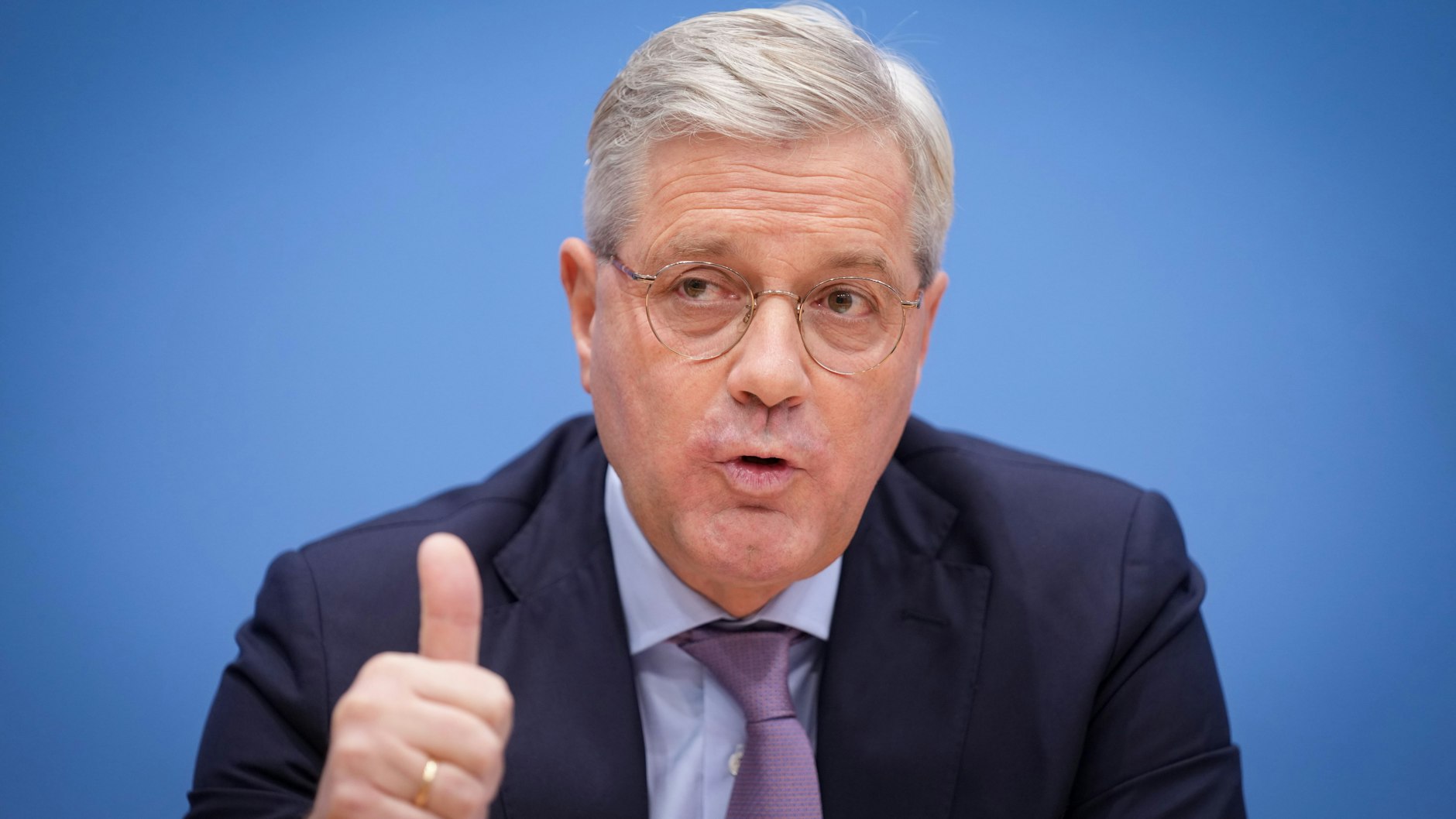 Norbert Röttgen äußert sich auf einer Pressekonferenz zu seiner Kandidatur als Bundesvorsitzender der CDU.