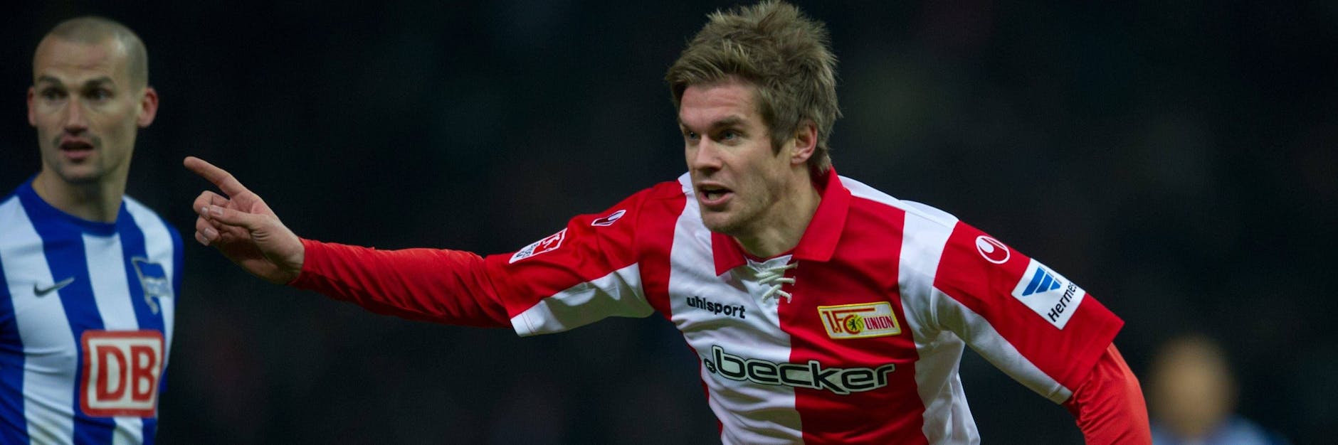 Simon Terodde bejubelt ein Tor im Olympiastadion. 