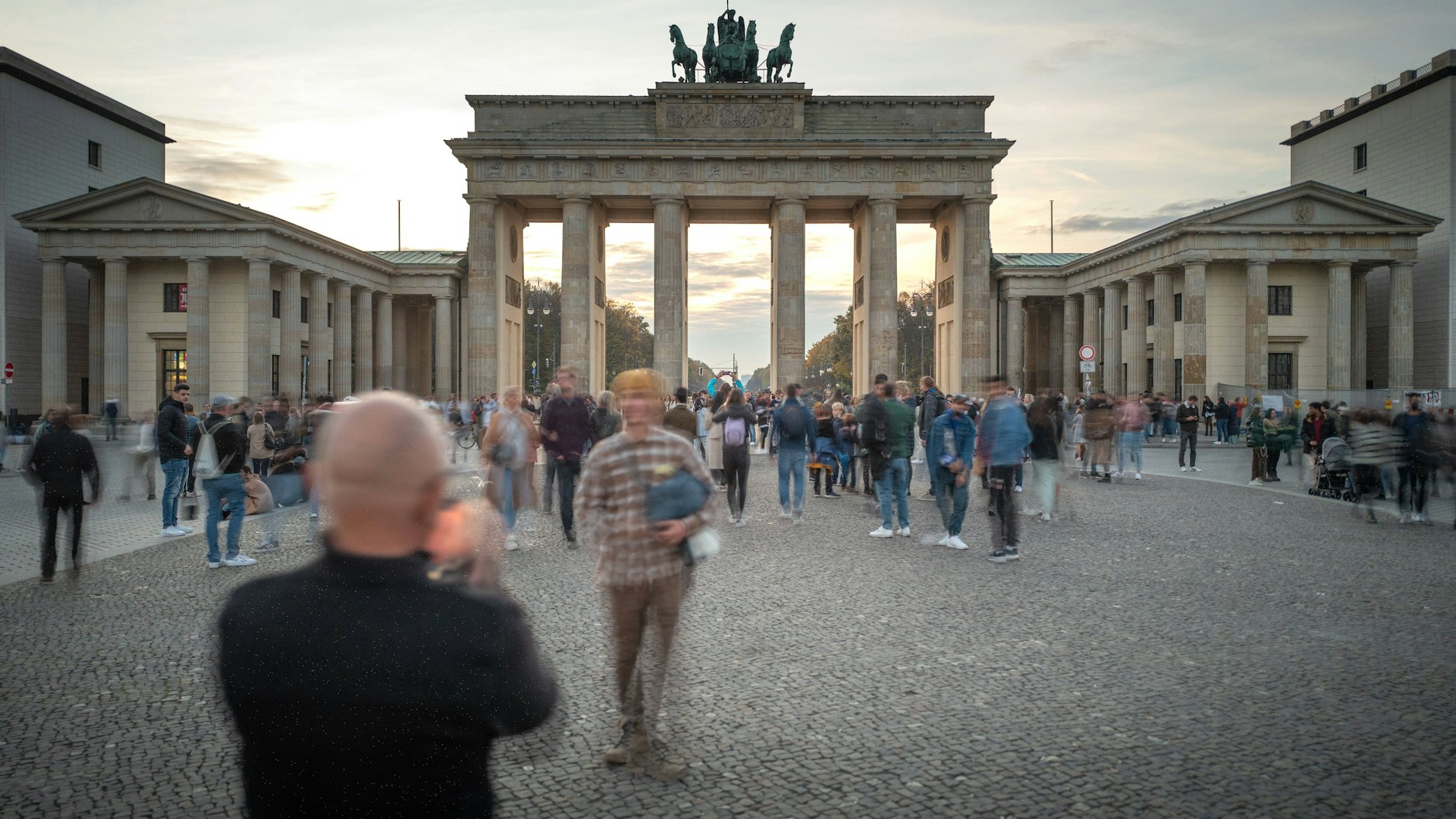 Schnell Foto machen und dann zack wieder weg, ist hier die Devise, denn: Das Brandenburger Tor ist enttäuschend klein und der Platz einer Hauptstadt unwürdig.