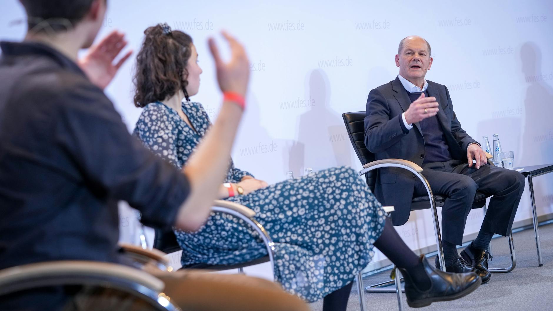 Die Klimaaktivisten Henning Jeschke (l.) und Lea Bonasera treffen Olaf Scholz. Rund sieben Wochen nach dem Ende ihres Hungerstreiks erfüllt Scholz damit eine Zusage, die die Aktivisten zum Abbruch ihrer Aktion bewegt hatte. Sie planen aber bereits neue.
