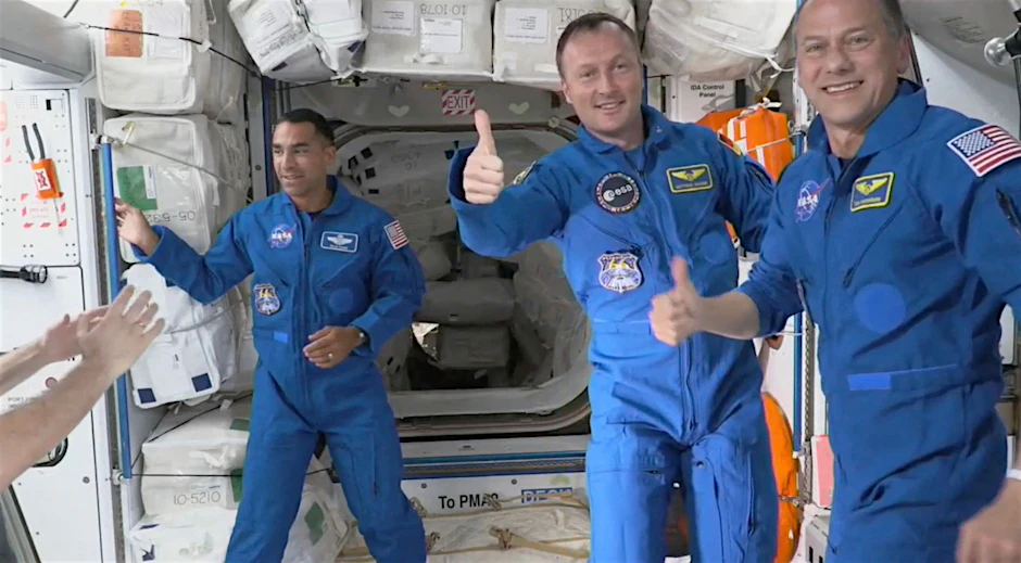 Daumen hoch: Astronaut Matthias Maurer (Bildmitte) hat die ISS erreicht und ist auf diesem Nasa-Foto mit zwei Kollegen an Bord der Raumstation zu sehen.&nbsp;