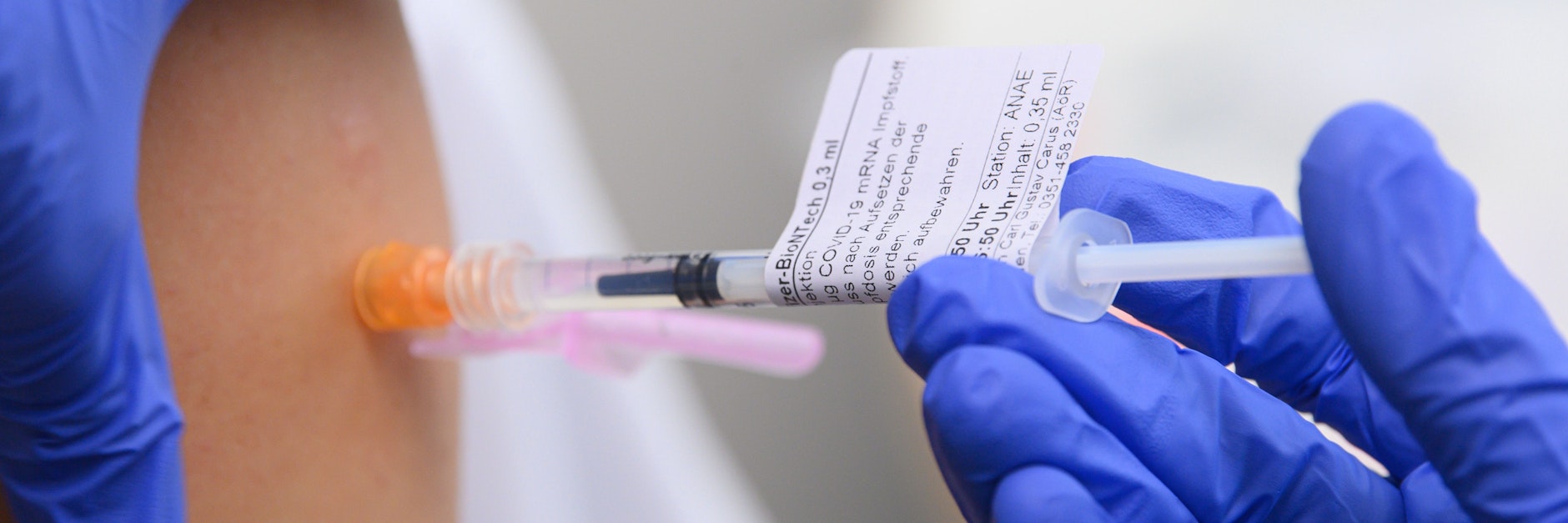 Eine Ärztin impft im Universitätsklinikum Carl Gustav Carus Dresden einen Arztkollegen mit der dritten Impfung von Biontech/Pfizer gegen das Coronavirus. 