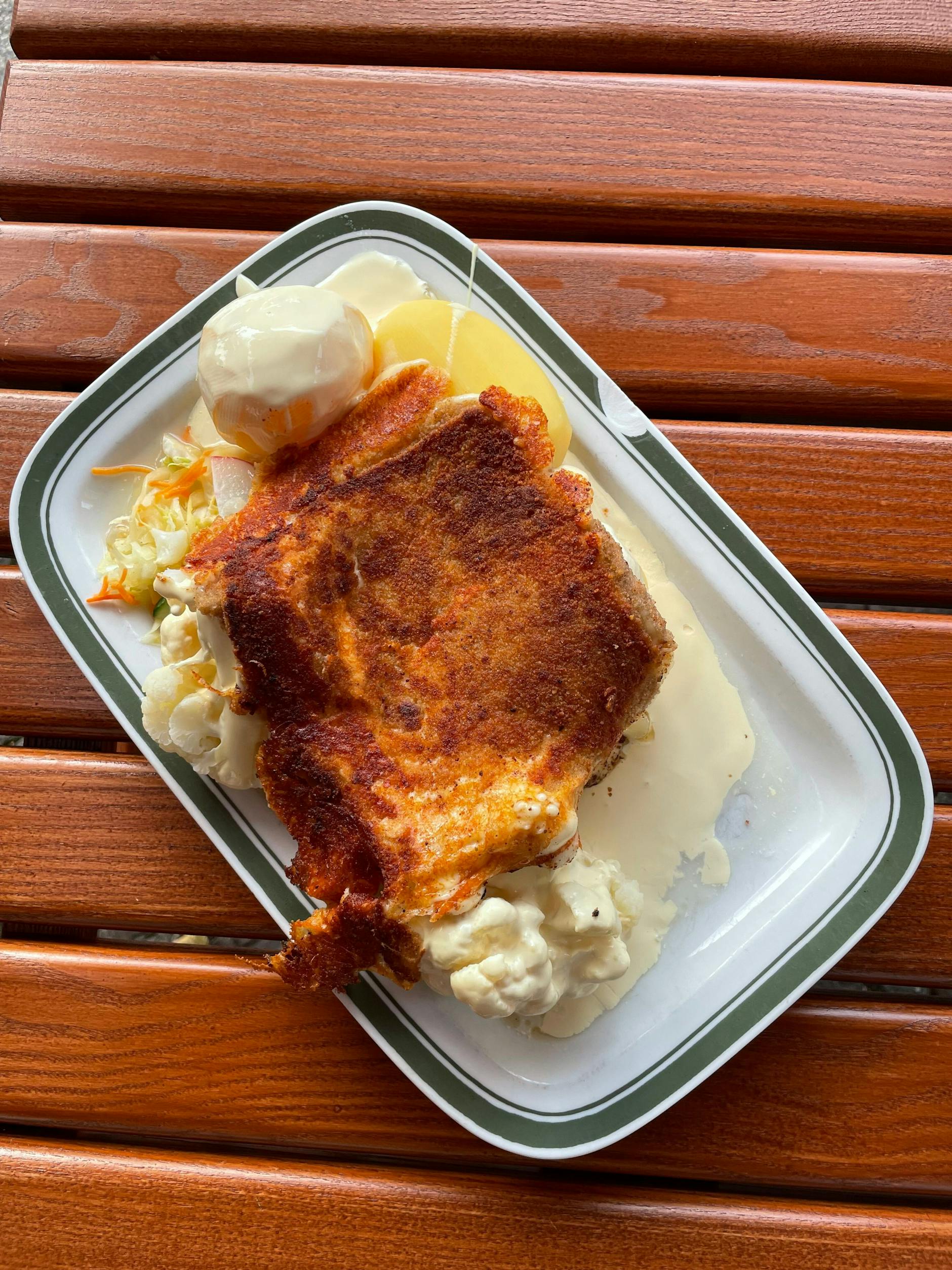 Massige Portion: Grillkäse mit Kartoffeln, Blumenkohl und Hollandaise.