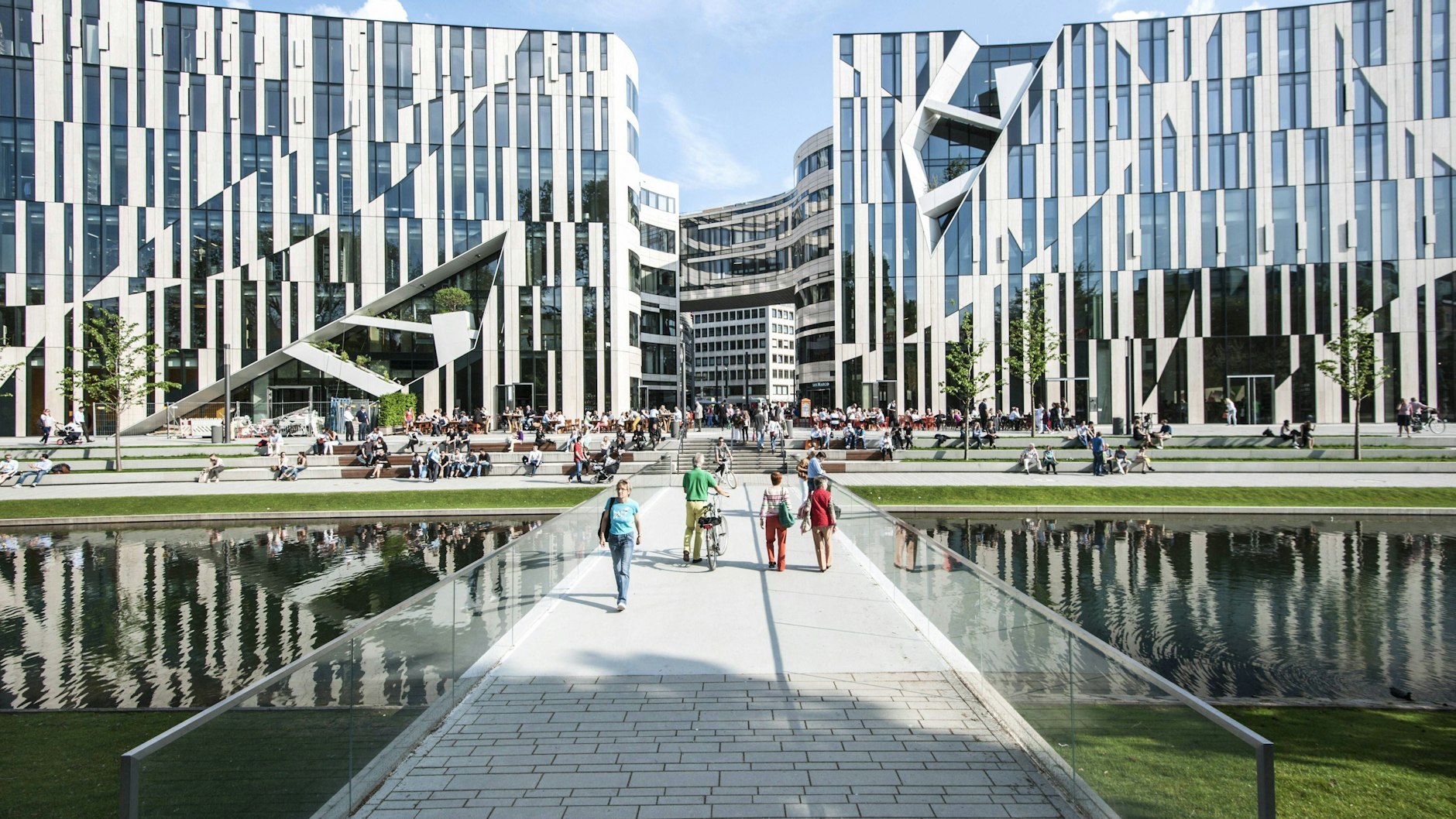 In Düsseldorf entwarf Libeskind die Büroimmobilie Kö-Bogen im Zentrum.
