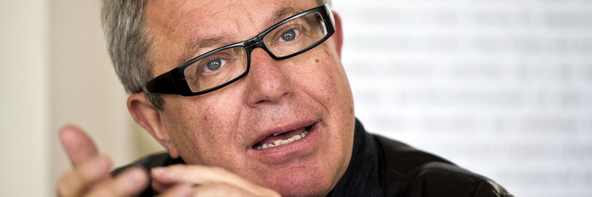 Der Architekt Daniel Libeskind gibt ein Interview in Berlin.