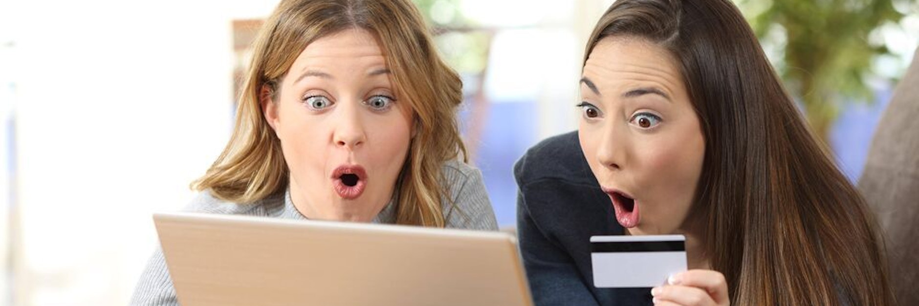 Wer glaubt, jetzt besonders günstig auf Pump Weihnachtsgeschenke shoppen zu können, sollte gewarnt sein. Die Verbraucherzentrale klagt nicht ohne Grund gegen die Elektro-Riesen.