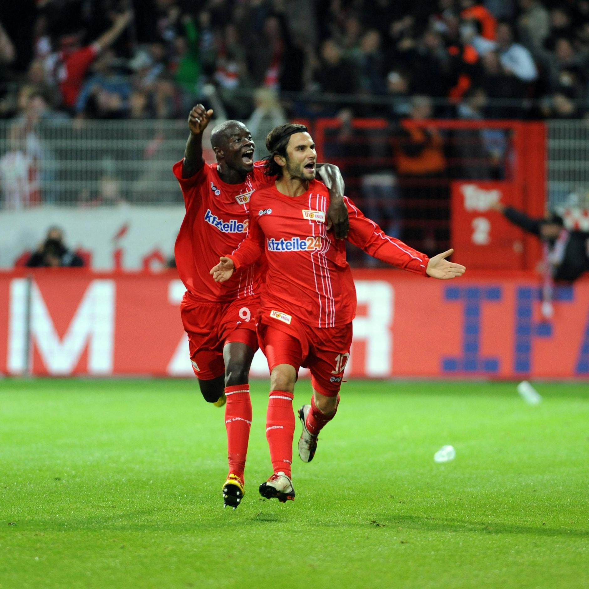Santi Kolk bejubelt mit John Jairo Mosquera den Ausgleich in Köpenick. 