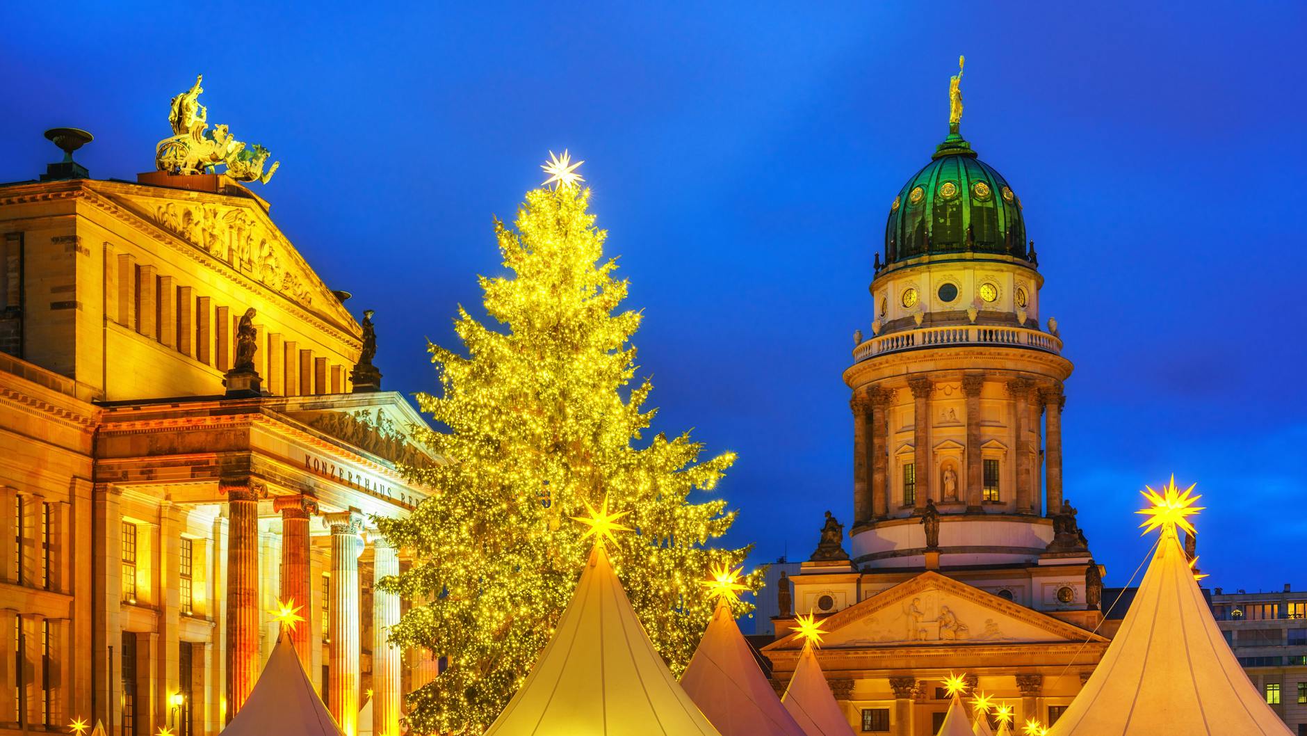 Der Weihnachtsmarkt am Berliner Gendarmenmarkt findet in diesem Jahr voraussichtlich statt (Archivbild).