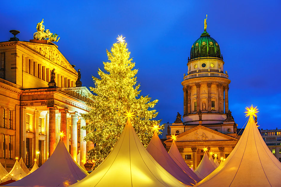Der Weihnachtsmarkt am Berliner Gendarmenmarkt findet in diesem Jahr voraussichtlich statt (Archivbild).