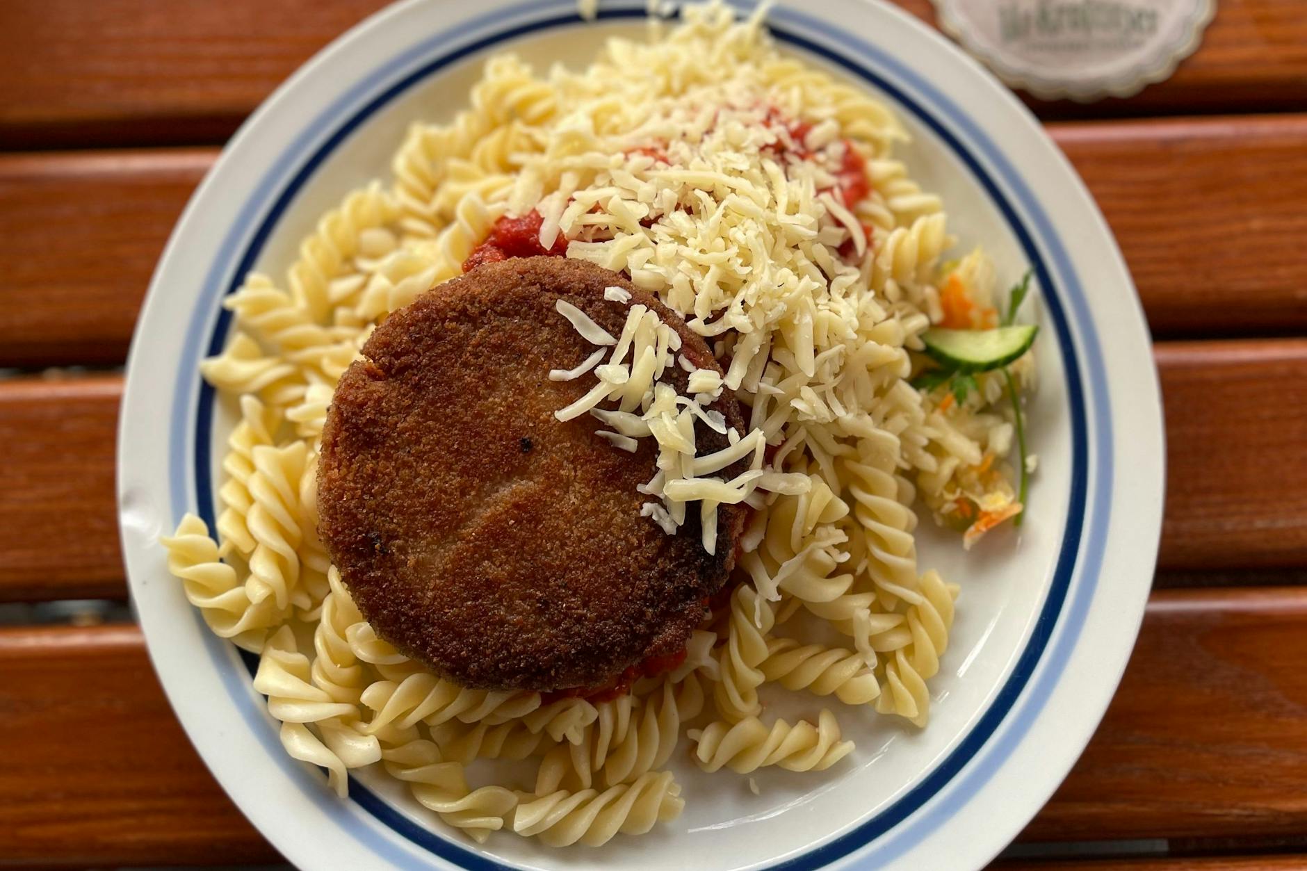 Sieht aus wie ein Backcamenbert, ist aber eine frittierte Scheibe Wurst und schmeckt gar nicht so übel: Das Jägerschnitzel des Ostens.
