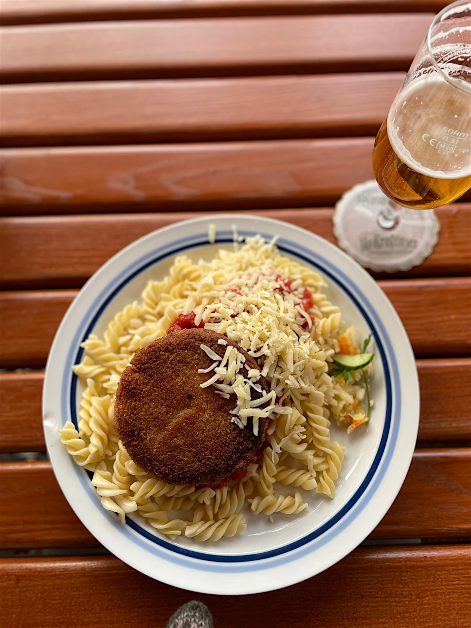 Sieht aus wie ein Backcamenbert, ist aber eine frittierte Scheibe Wurst und schmeckt gar nicht so übel: Das Jägerschnitzel des Ostens.