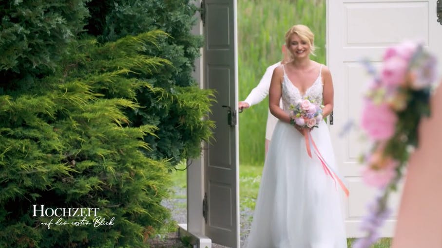 Anika kommt bei ihrer „Hochzeit auf den ersten Blick“ zur Tür hinein.