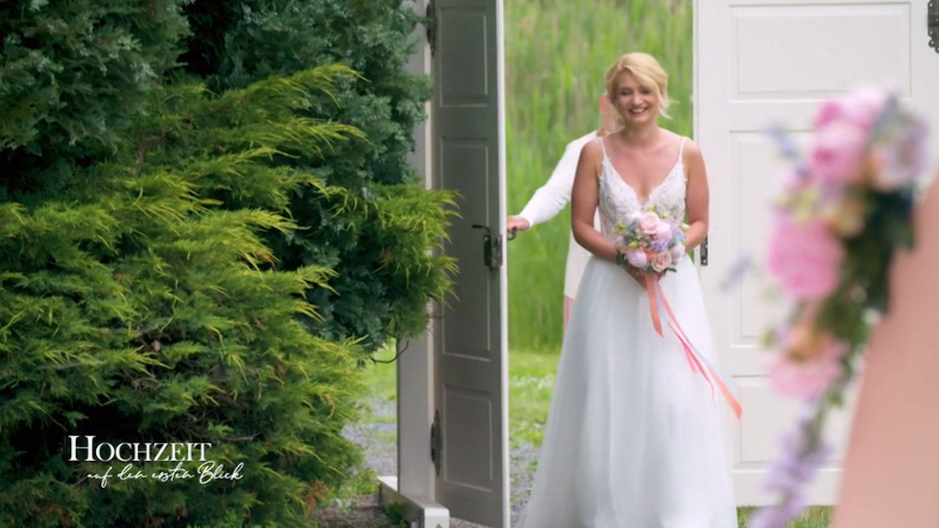 Anika kommt bei ihrer „Hochzeit auf den ersten Blick“ zur Tür hinein.