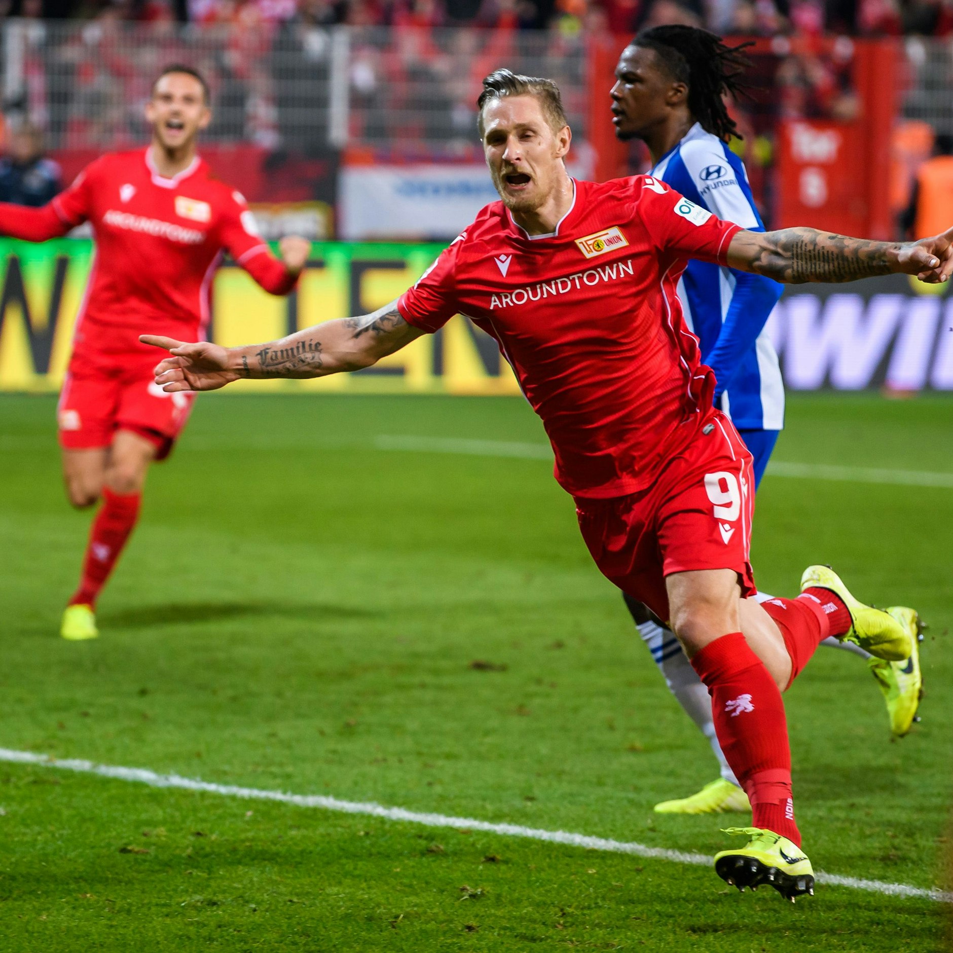 Nur Fliegen ist schöner! Sebastian Polter in Ekstase nach seinem Elfmetertor zum Derbysieg.