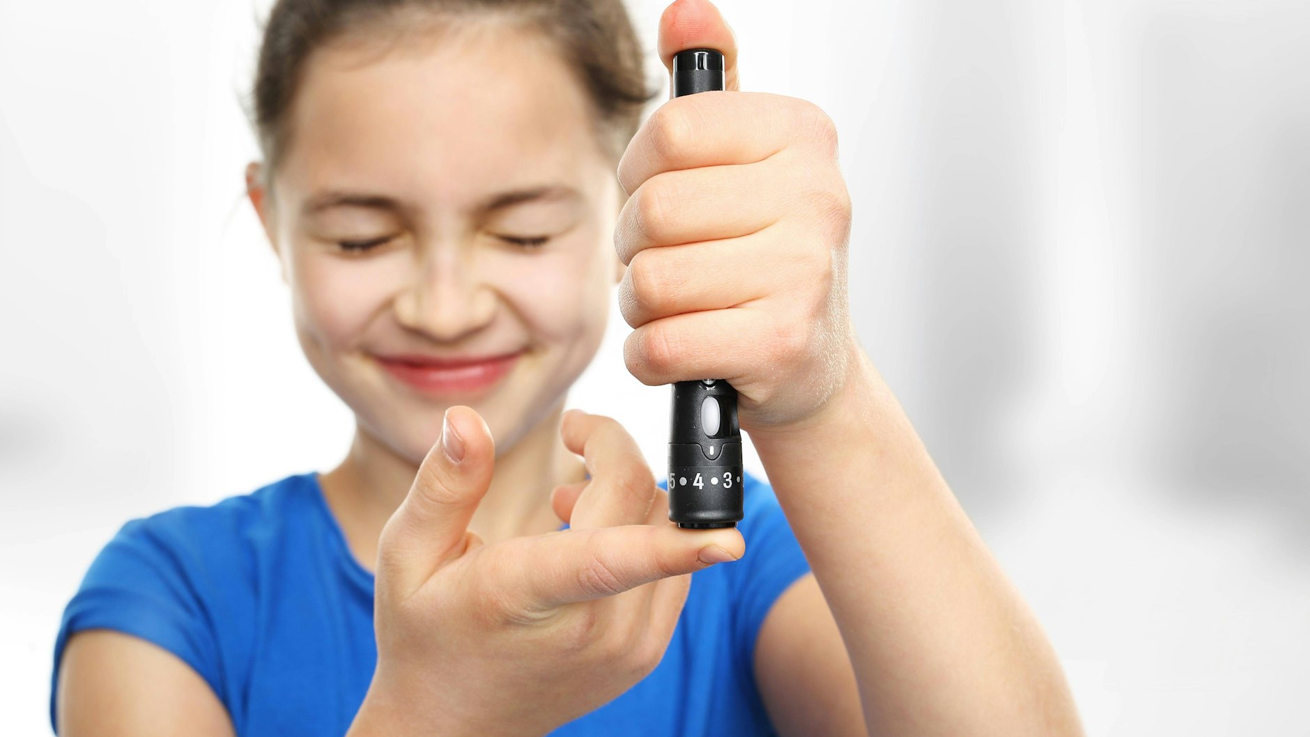 Kleiner Finger-Piks: Das Messen vom Blutzucker ist auch für Kinder gut umsetzbar.