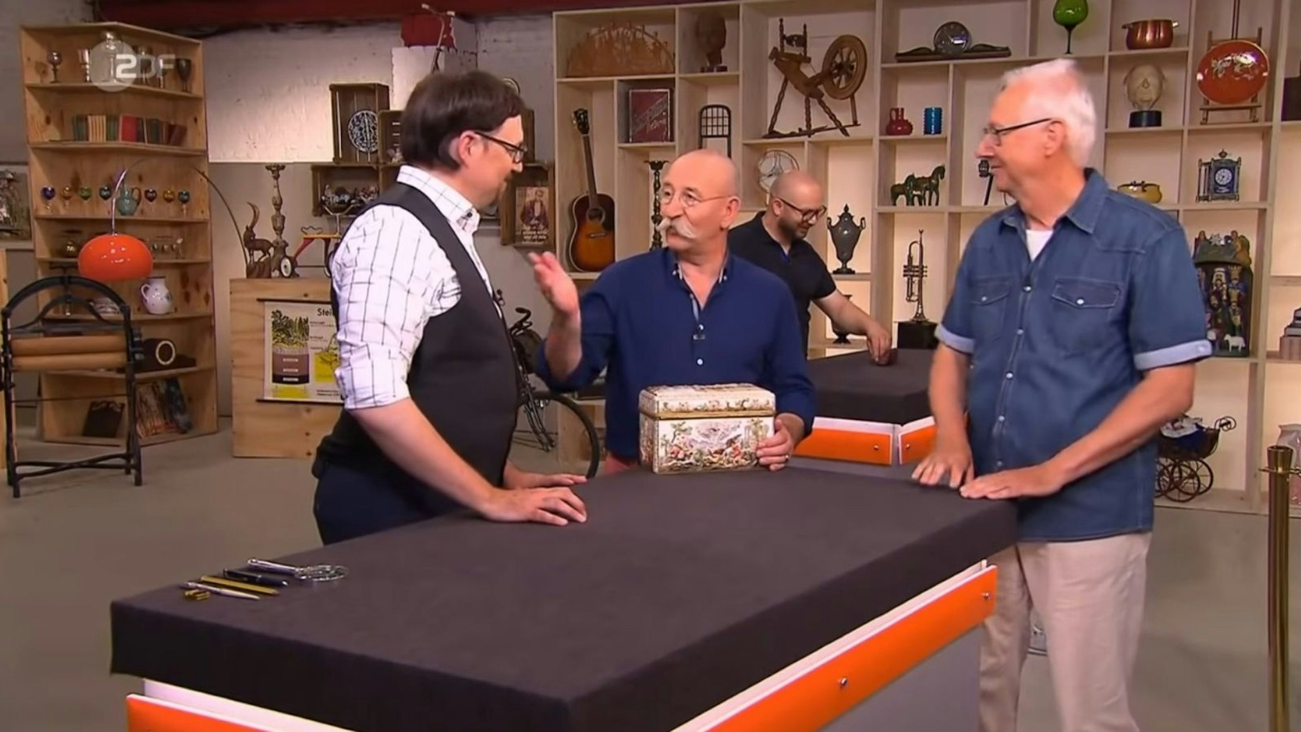 „Bares für Rares“-Experte Colmar Schulte Golz ist ganz begeistert von dem Porzellan-Schatulle.