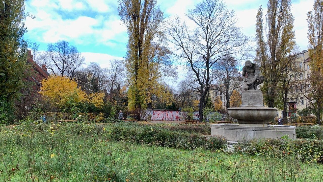 Ein gebeugter nackter Mann aus Muschelkalkstein, umringt von wüsten Rosenbeeten: Der Pappelplatz in Mitte ist weder schön noch nützlich.