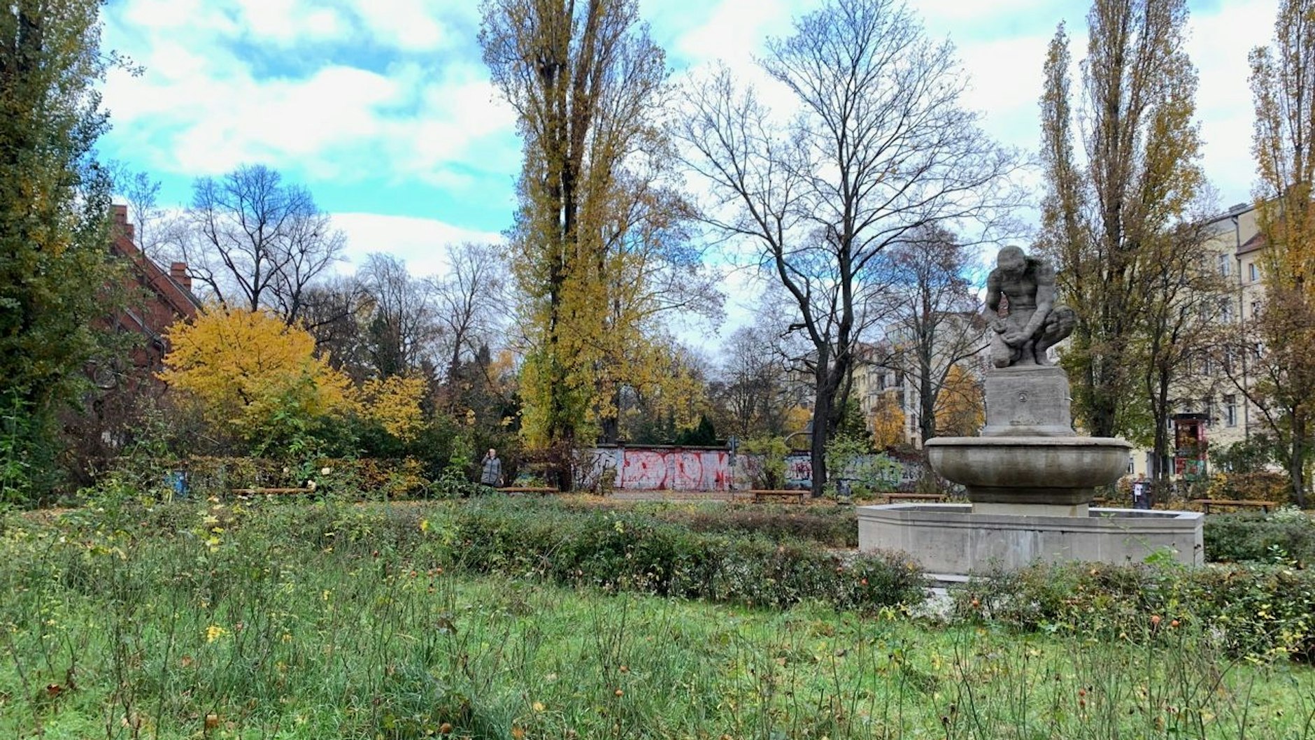 Ein gebeugter nackter Mann aus Muschelkalkstein, umringt von wüsten Rosenbeeten: Der Pappelplatz in Mitte ist weder schön noch nützlich.