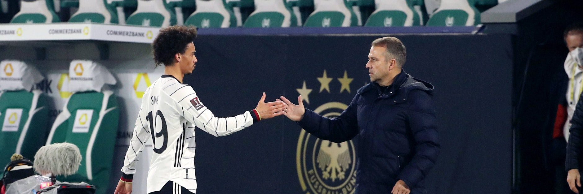 Handschlag bei seiner Auswechslung: Leroy Sané klatscht mit Bundestrainer Hansi Flick ab.&nbsp;