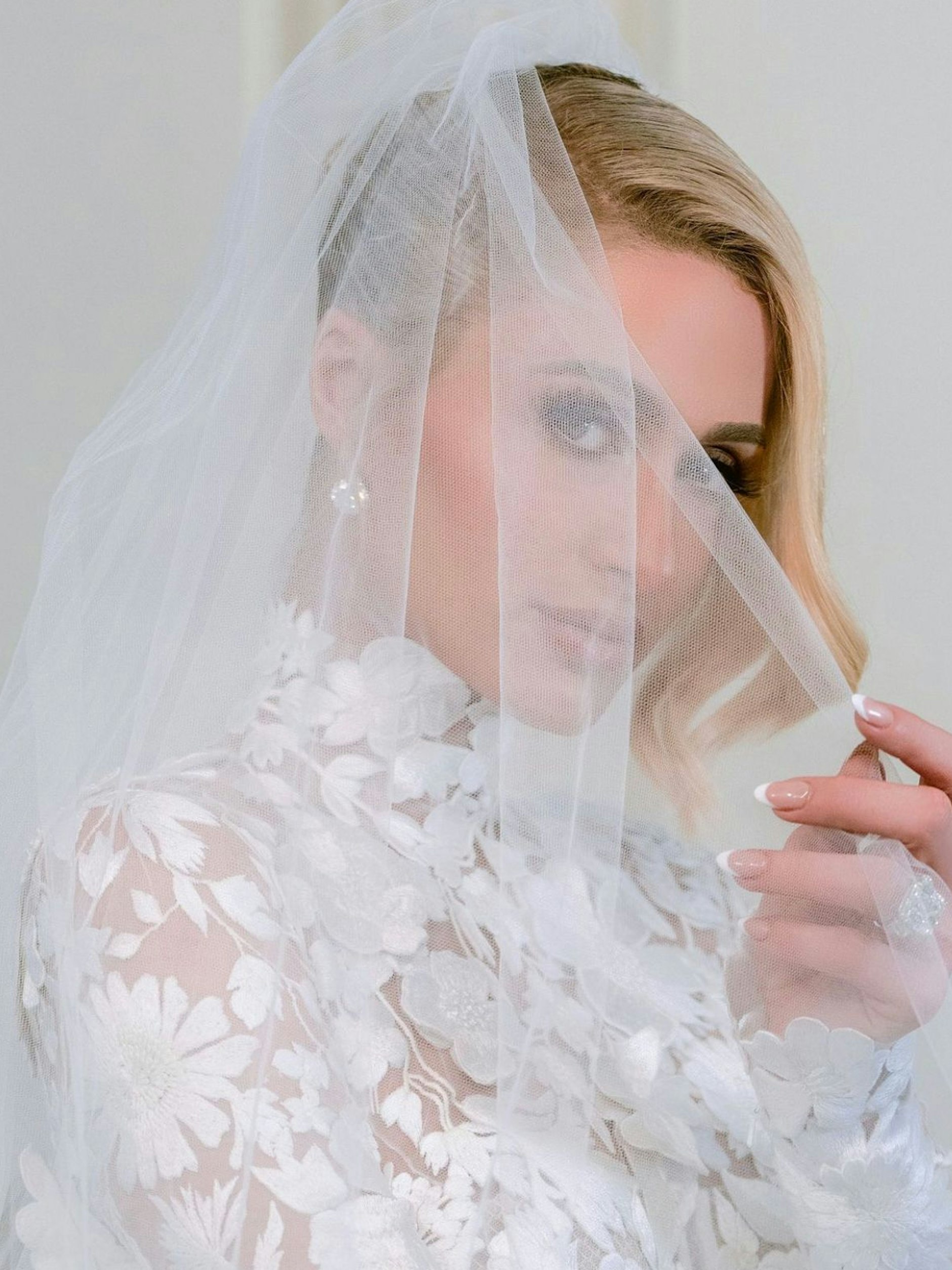 Paris Hilton postete auf Instagram die obere Hälfte ihres Brautkleids.