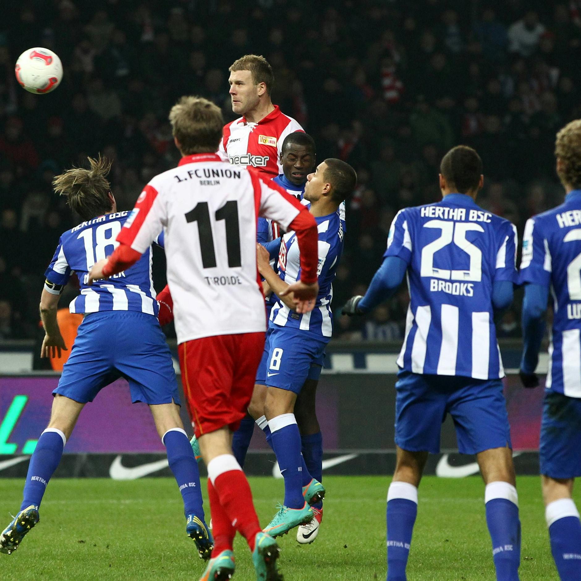 Air Adam hat zugeschlagen: Nemec steigt am höchsten und köpft zum 2:0 ein. 