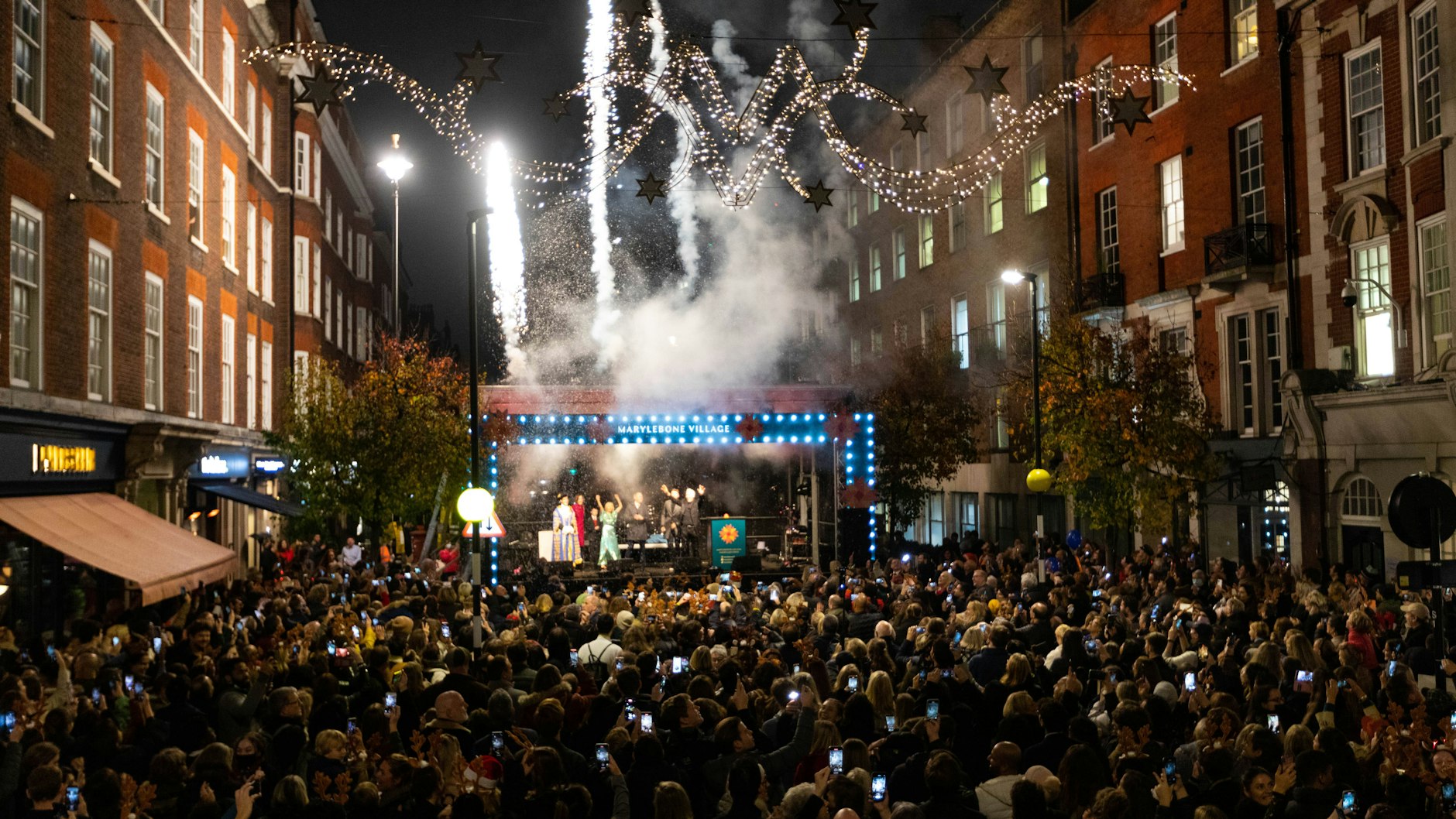 In London, hier eine Straßenszene vom 10. November 2021, wird wieder ohne Abstände und Masken geshoppt.