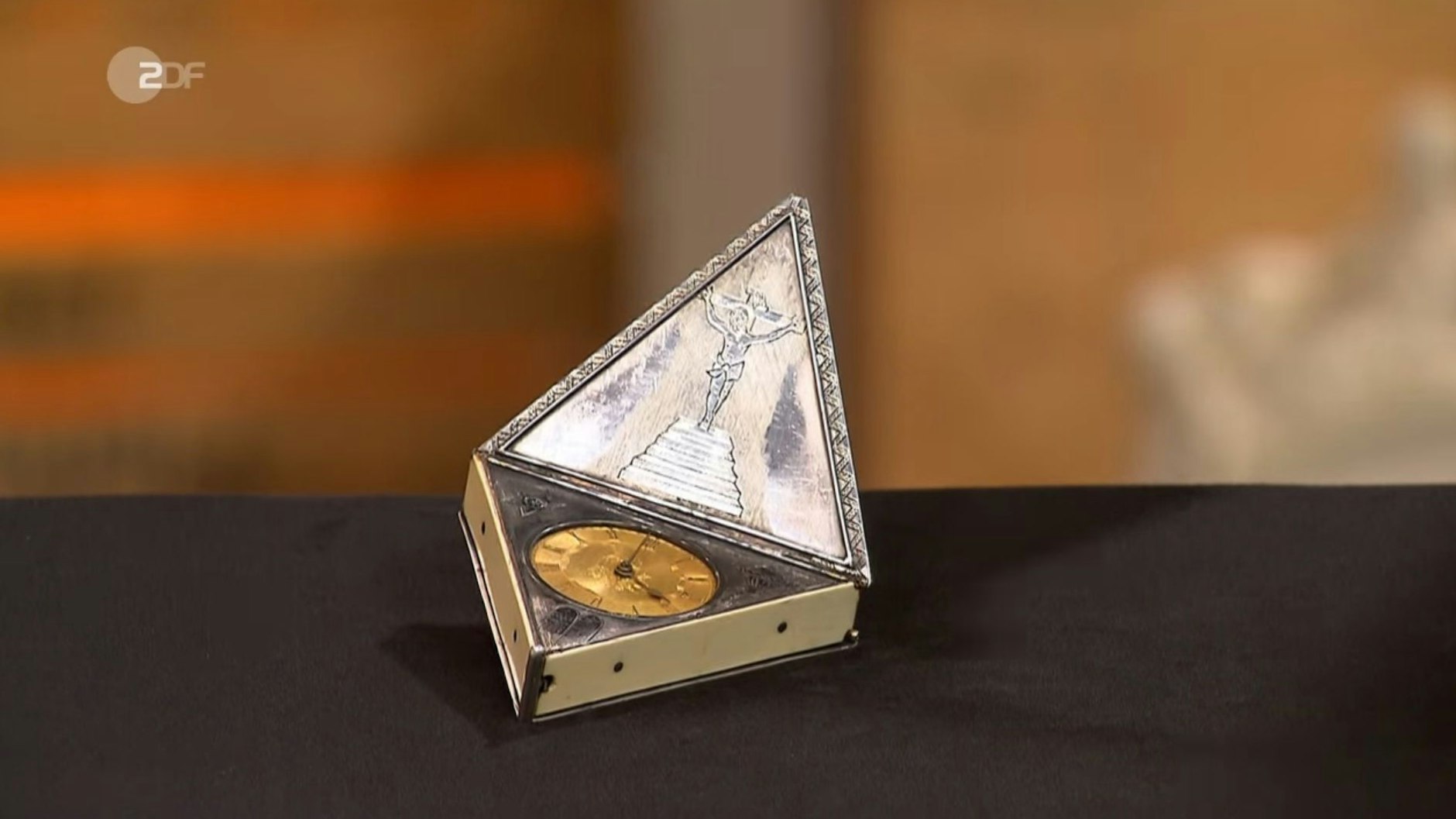 Das Ziffernblatt der Freimaurer-Uhr bei „Bares für Rares“ ist vergoldet. 