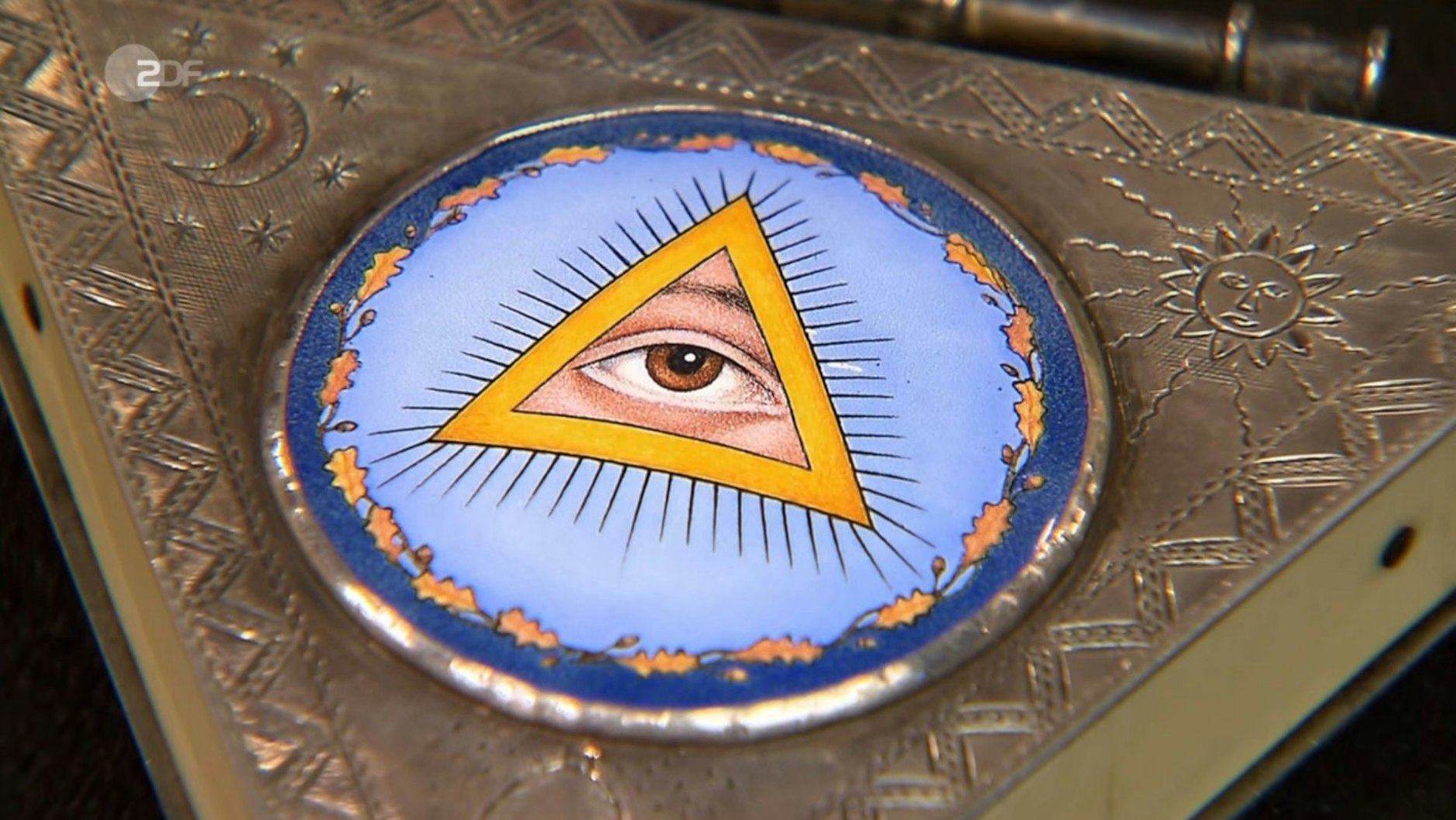Das allsehende Auge ist ein klassisches Symbol der Freimaurer, prangt auch groß auf der Uhr bei „Bares für Rares“.