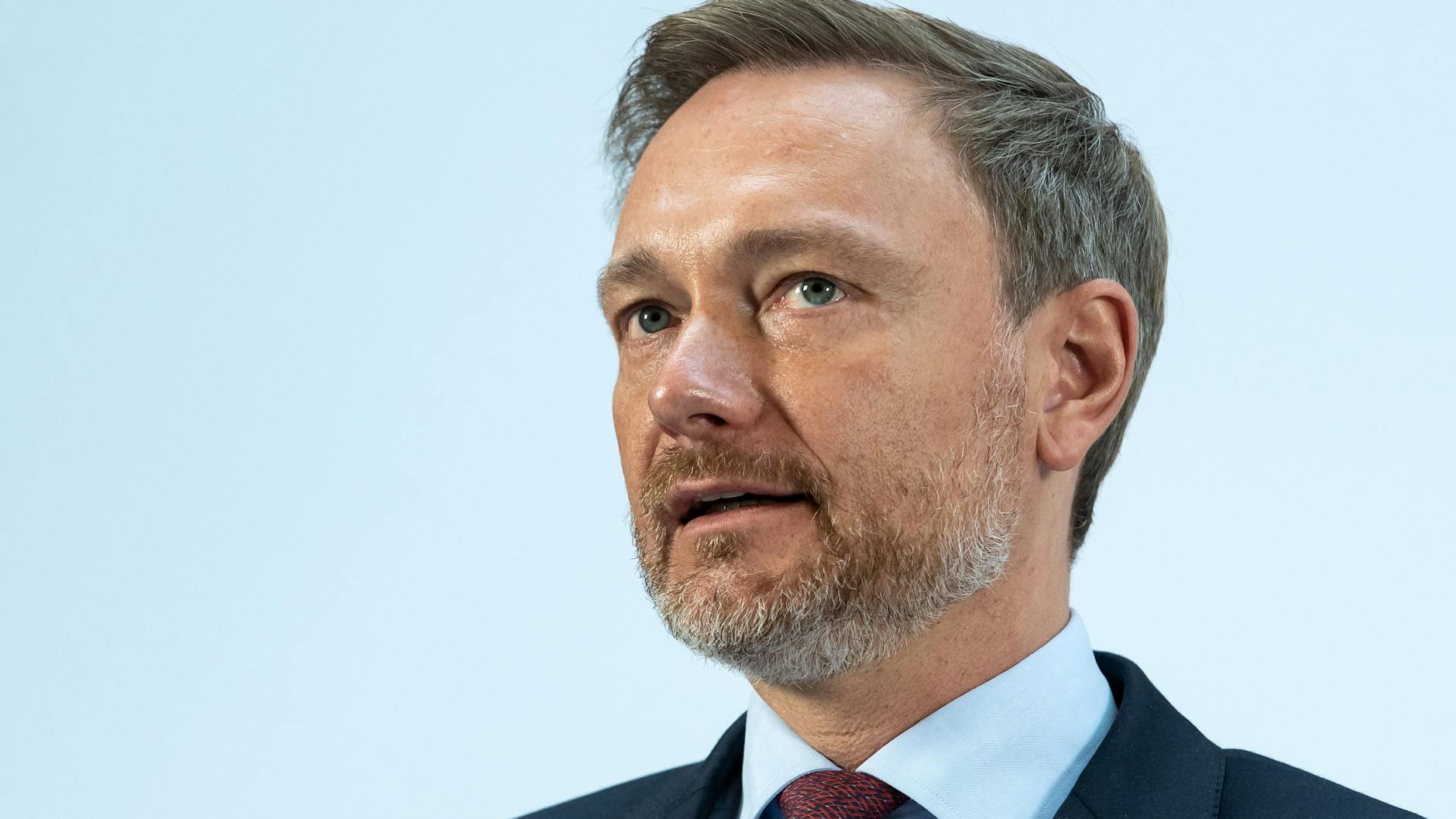 FDP-Chef Christian Lindner rudert nach umstrittenen Aussagen in einem Interview zurück.