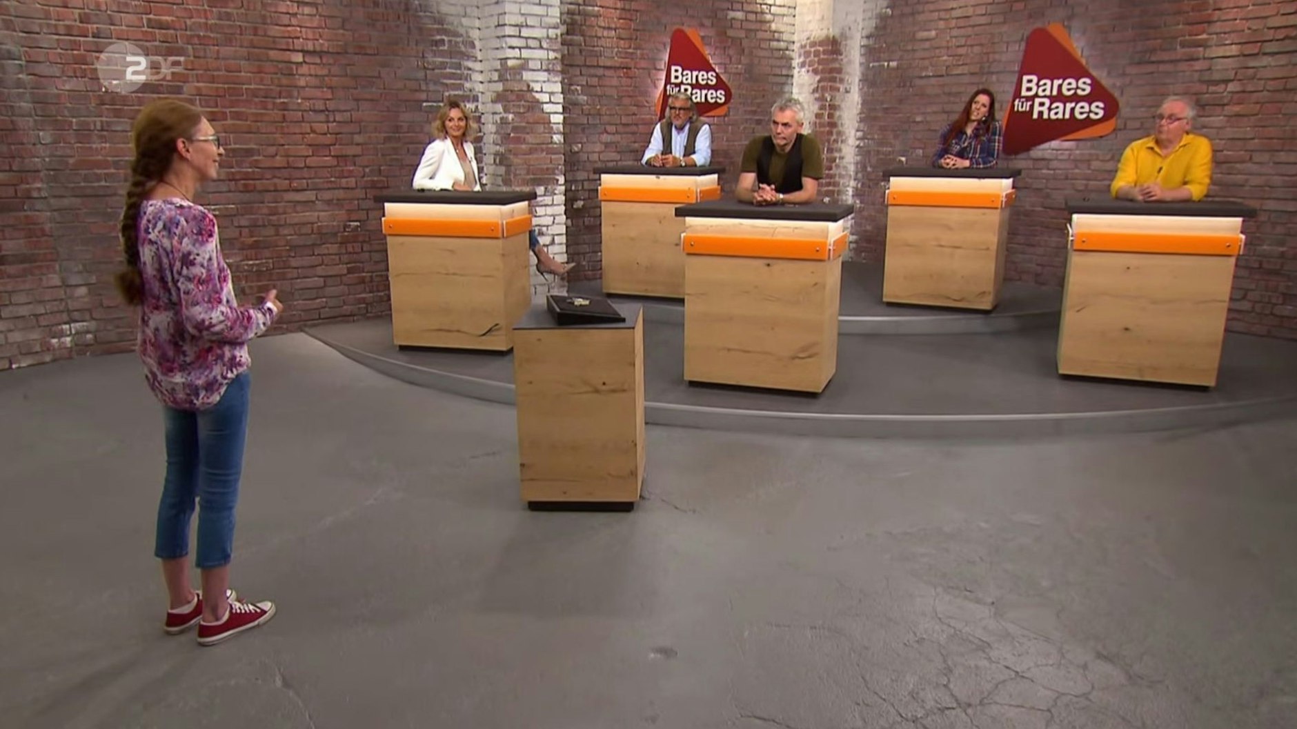 Vor den&nbsp;„Bares für Rares“-Händlern überlegt es sich die Kandidatin plötzlich anders und verkauft die Freimaurer-Uhr doch nicht.