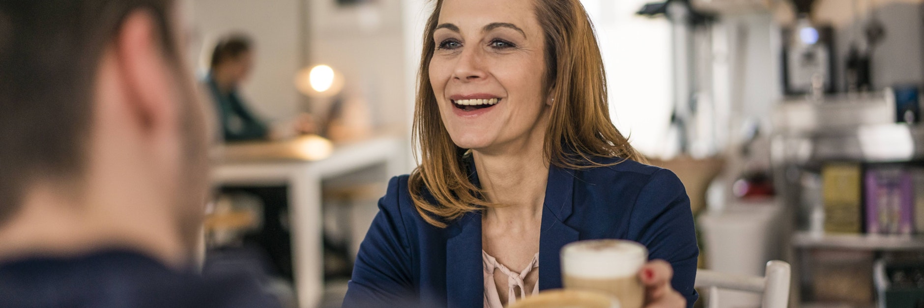 Das Kaffeepäuschen gehört nicht zur Arbeitszeit, streng genommen müssen Beschäftigte die Zeit nachholen.
