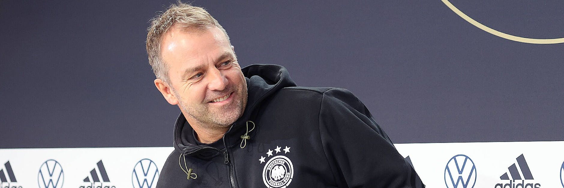 Versprühte vor dem Trip nach Armenien reichlich gute Laune: Bundestrainer Hansi Flick.