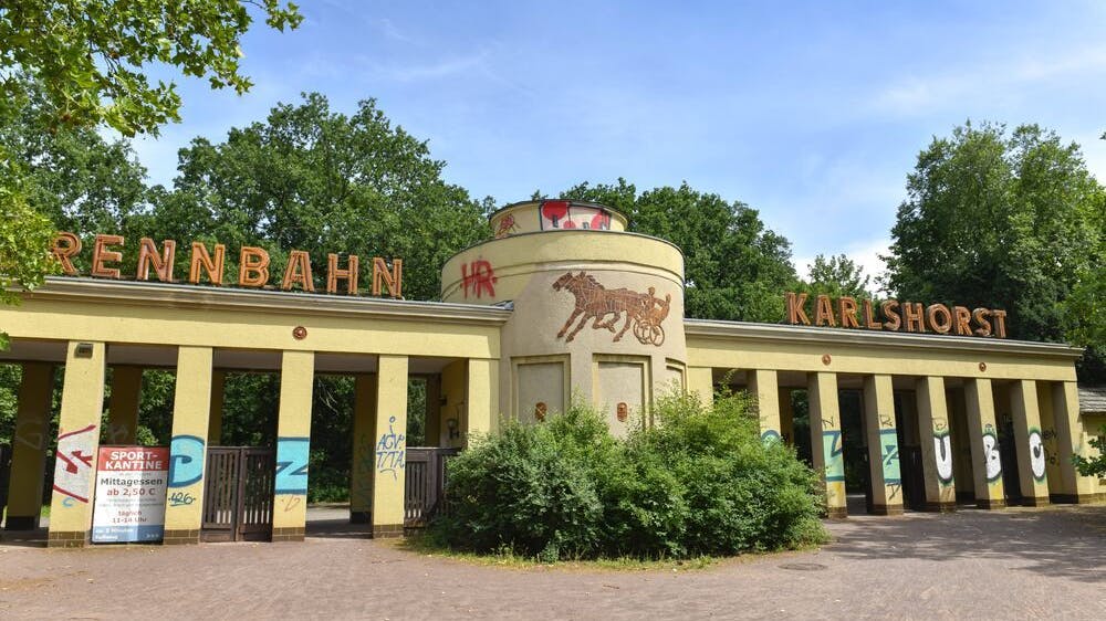Mit einem Impfzentrum auf dem Gelände der Trabrennbahn Karlshorst will Berlin die Impfmöglichkeiten gegen das Coronavirus im Ostteil der Stadt ausbauen.