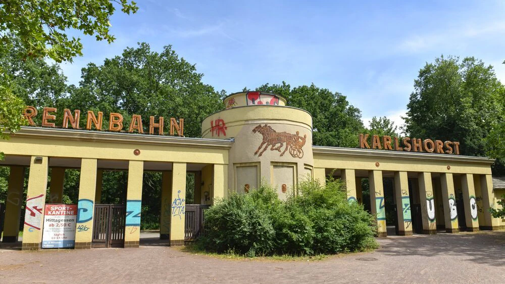Mit einem Impfzentrum auf dem Gelände der Trabrennbahn Karlshorst will Berlin die Impfmöglichkeiten gegen das Coronavirus im Ostteil der Stadt ausbauen.