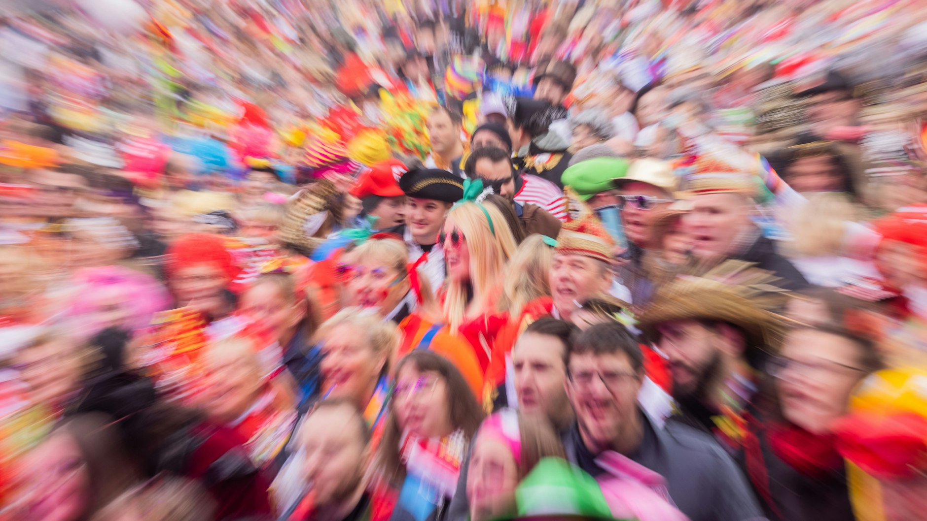 Jecken feiern den Auftakt der Karnevalssession auf dem Heumarkt - ohne Abstand, ohne Masken, ohne Anstand.