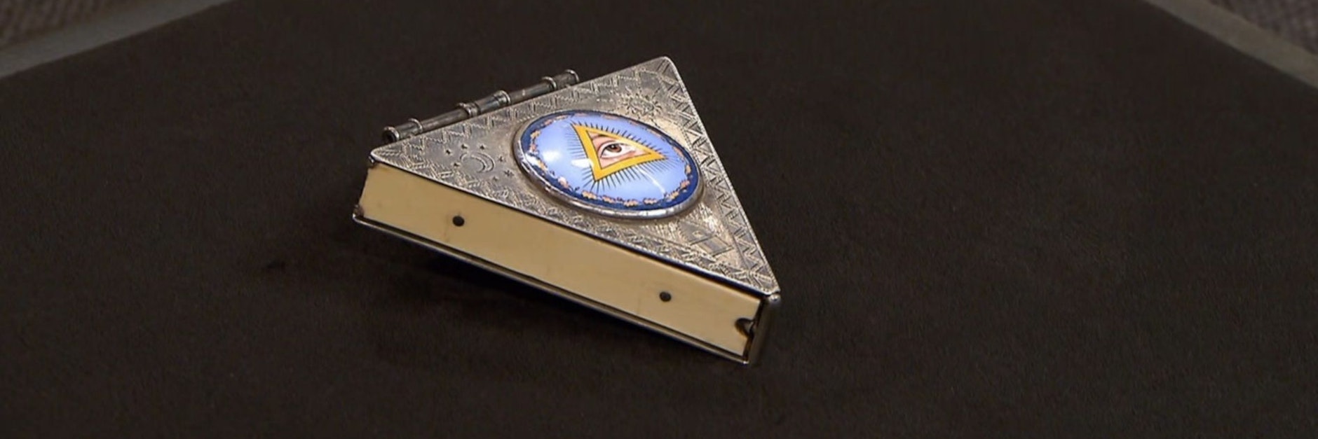 Diese außergewöhnliche Freimaurer-Uhr sorgt bei „Bares für Rares“ für großes Interesse.