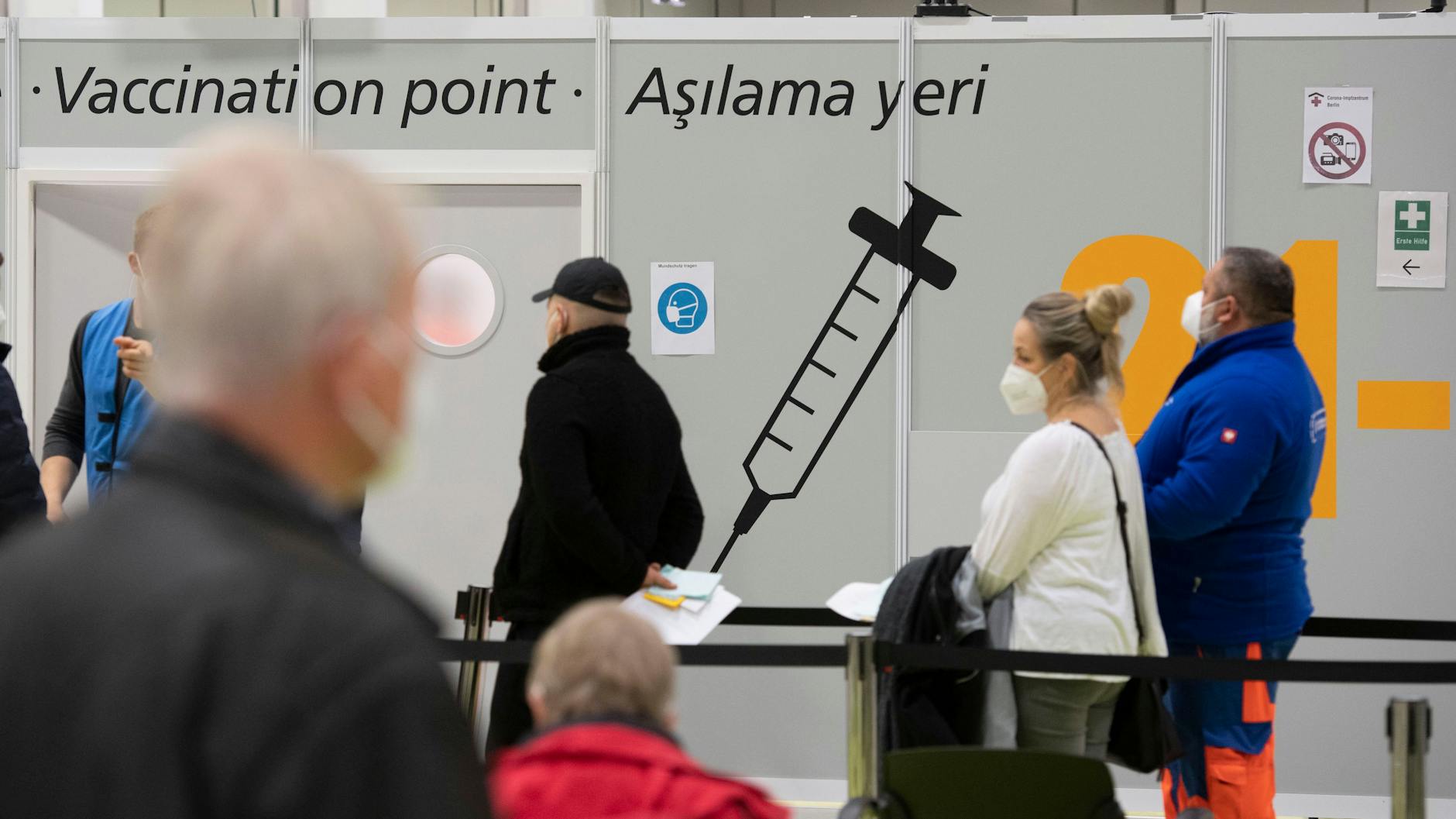 Im Berliner Osten entsteht ein neues Impfzentrum, das in den Messehallen zieht ins ICC um. 
