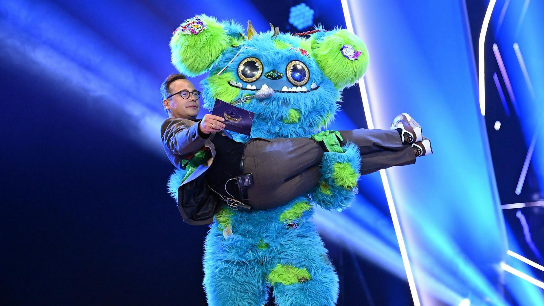 Das Müll-Monster Mülli Müller mit „Masked Singer“-Moderator Matthias Opdenhövel.