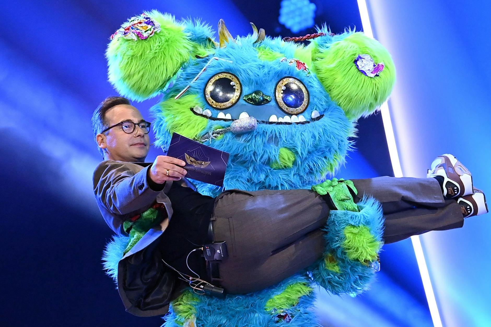 Das Müll-Monster Mülli Müller mit „Masked Singer“-Moderator Matthias Opdenhövel. Im blauen Kostüm steckte übrigens Sänger Alexander Klaws.