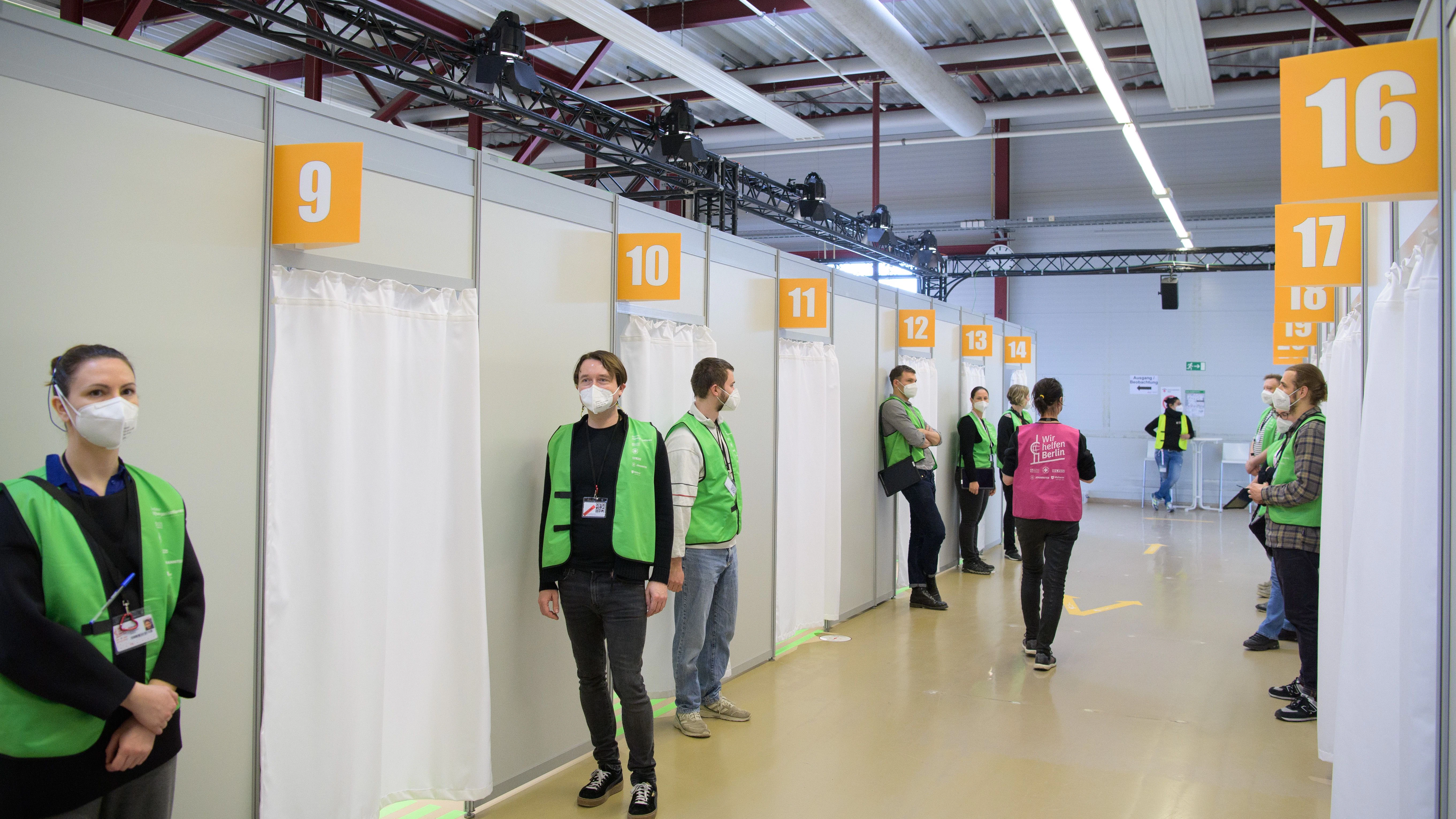 Helfer warten im Terminal C des ehemaligen Flughafens Tegel im Corona-Impfzentrums vor den Impfkabinen auf Patienten.&nbsp; Auch auf der Trabrennbahn in Karlshorst soll ein Impfzentrum entstehen.&nbsp;